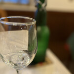 ペンション アンジェリカ - 奥の瓶は、天然地下水