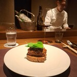 アカ - ソブラサーダ～馬肉のパテ、燻製卵黄、ミーガスを練り込みパンとエゴマと共に