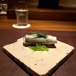 アカ - 小肌のボカディージョ～ビネガーでマリネした小肌、トマトを練り込んだ固めのパン
      