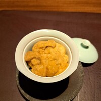 アカ - 赤雲丹のアロスネグロ～赤雲丹とシェリーワインビネガーを使用したイカ墨パエリア
                    