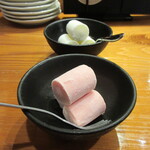 魚虎 - デザートに、生チョコアイス いちご、バニラ 各400円
