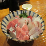 魚虎 - 海鮮丼 950円(小さいほう)