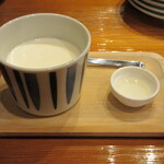 魚虎 - 自家製あんにん豆腐 440円(レモン)