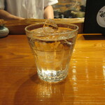 魚虎 - 芋焼酎 遠賀の赤芋 720円、ロックで