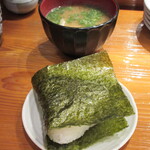 魚虎 - オムスビ 250円 + 本日のみそ汁 440円