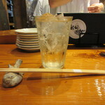 魚虎 - カウンター席、最近はハイボールのスタートが多い