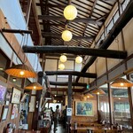 一松亭 - 天井の高い広々とした店内