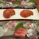 土びん - 刺身（手前左から、マハタ、真鯛、鮪、ホウボウ、鯵、ヒラメ）と冷やしトマト