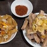 中華そば べんてん - ビールのおつまみメンマ、つまみチャーシュー、辛味別皿