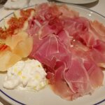 バレーナ - イチジクと桃と生ハムのストラチャテッラ添え 2,640円