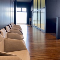 Good View Dining - ウェイティングの椅子もゆったり