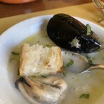 トラットリア カヴァタッピ - 出汁をパンで食べる