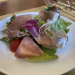 トラットリア カヴァタッピ - 桃と生ハムのサラダ