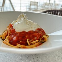 丸ごとブッラータチーズとトマトソースのスパゲティーニ