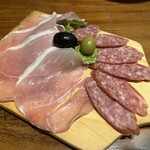 Italian Bar ANCORA - ハムとサラミの盛り合わせ