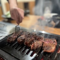 りきちゃん 祇園店 - フォークでキレイに肉裂き