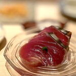 たかおか - かつお。 はい、これが、入店時のファーストインプレッション！ すべての香りの張本人。 身にはいっさい火を通すことなく、皮目を炙ることもなく、ただ、強烈に燻した鰹。 鰹の概念、ひっくりかえります。 それくらい鰹は美味い。