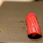 たかおか - 中トロ。 これは見事な中とろでした。 夏マグロらしく、さらりとしてて、マグロだけの上質な脂にしゃりがからみ、とろけるような食感、そして、素晴らしいのどごし。 マグロだけは、豊洲に限る！　って、いまや日本中どこ行っても「やま幸」さんのまぐろなんでね。。