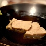 たかおか - あん肝 アンコウは年中水揚げされるのであって当然なんですが、この季節にあん肝で出会えるのは正直にうれしい。 ほわほわフワフワで柔らかい。 そりゃそう。 蒸さずに煮てる。