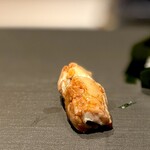 たかおか - 穴子。 全国的に、崩壊寸前のやつが一番多いタネ。 口に入れて２，３回咀嚼したらリゾットになっちゃうやつ。 これもかなーり煮崩れてますなー。 見るだけでわかっちゃう。 自重で崩れかけてますもんね（笑）。 でも、こーいうのがみんな大好き。 僕も大好き。