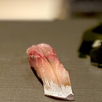 たかおか - 鯵。 これもきれいな味わいの、もう白身に近い美味しい鯵。 ただ、少し前に、縞鯵だされちゃってるんで、比べるとどうしても劣っちゃう。