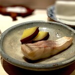 たかおか - 甘鯛 甘鯛の骨の出汁に数時間漬け込んで焼いたもの。 ほわほわして、しっかり出汁の味わい。 煮魚と焼き魚のいいところどりしてる。 でも、皮目はバリッと焼いてほしいかな。