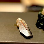 たかおか - 小肌。 酢が立ち気味のしゃりに、これまたよく締まったタネ。 醸された酢にわずかに含まれる香ばしさ。 いいですねー。 こういう酢〆た鮨は大好き。