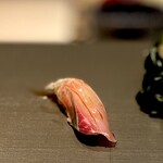 たかおか - 縞鯵。 江戸前を代表する高級魚ですね。 アジとはいうものの、すごく大型の魚。 魚自体の香りが強くて、江戸前の鮨にぴったりなタネ。 夏前で脂ののりもいい。