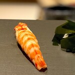 たかおか - 車海老。 もう見るからにデカい。 富山エビ並みにデカい。 串刺しで焼いて食べるには最高の大きさなんだけど、鮨にはちょっとでかい。 剥く前からすごくフォルムのいいエビでした。 茹で時間があと2、30秒ほど短ければ、甘みを残してもうちょい柔らかく仕上がったと思うんですよ。 ここはいつもエビが惜しい！