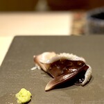 たかおか - とり貝。 「海」を食べてるようなつまみ。 生だとこんなにも香り豊かで咀嚼するほどに、こいつは海で生きてたんだなーって感動してしまう。 なのに、街場の寿司屋、なんで前もって茹でてゴムみたいにしちゃうかな。 美味しくつくっても、不味く作っても、仕入のコストは同じじゃないの？ って思ってしまう。 入店直後、大将の手元にこいつがいるところみて内心、とってもうれしかった。