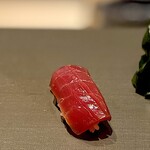 たかおか - 漬け。 ここの鮪は、いまや全国制覇が終わって、鮨をろくに知らない人にも知れ渡りつつある「やま幸」さんではなく、「樋長」さん。 もう、どこ行っても、やま幸さんの鮪しか食べれないので、逆に興味深いです。 ここも鮪は3種。 長い熟成後の漬けなんだけど、赤みらしい鉄分から生まれる酸味がちょっと乏しいかな。