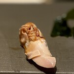 たかおか - 煮蛤。 もう、ほんと江戸前〜って感じ。 よく煮られてて僕が好きな柔らか食感。 味付けも、大将らしく淡く優しい。 ツメもさらってしてて、こちらも僕好み。 でも、身もツメも、ドロっと煮蛤〜って感じが好きな人多いよね。 長らく、地方の鮨屋ばっかり行ってたので、久しぶりに江戸前の作法を思い出すことができました。