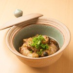 Yururiya - シメジを豚肉で包み、自慢の自家製天つゆに大根おろしをタップリ加えて煮込みました。
       出汁の香りが立ち込めるやさしい味に、自然と箸も進みます。
       煮込んだつゆも残さず飲み干すお客様がほとんど、自慢の料理のひとつです。