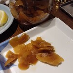 和牛焼肉成城大臣 - 箸休めのにんにくの醤油漬け