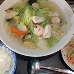 点心楼 台北 - ご飯とサラダ付で\700