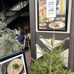 츠루톤탄 UDON NOODLE Brasserie KARUIZAWA JAPAN - 애완동물 동반 가능한 테라스 좌석은 충분한 지붕이 있어 여유로운 공간입니다!