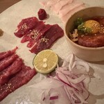 つるとんたん UDON NOODLE Brasserie - 馬刺し盛り合わせ　みんな大好き　解ける柔らかな脂が舌に沁みる