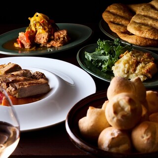 季節を旅するように味わう、スパイスとハーブが香るコース料理