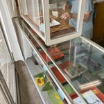みくらや餅店 - ショーケース　※道路ギリギリに、置かれていて、撮影困難