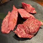 炭火焼肉 ホルモン にく式 - カルビ、サガリ、カイノミ