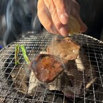 炭火焼肉 ホルモン にく式 - レモン絞ります