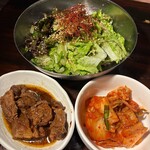 炭火焼肉 ホルモン にく式 - サラダ、牛煮込み、キムチ