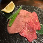 炭火焼肉 ホルモン にく式 - 上タン、並タン