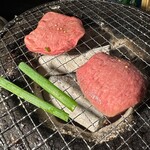 炭火焼肉 ホルモン にく式 - 上タン