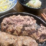 ハンバーグ専門店 松屋精肉店 - 二つに割った状態。レアと言いながらも、ほぼ火は通っている状態。