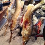 柳家 - いい色に焼き上がっていきます