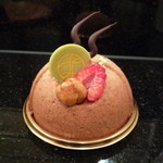 ペストリーショップ - ノアゼット・プラリネ　699円『バタークリームとヘーゼルナッツのムースの中にフランボワーズのジュレをあしらったケーキ』
