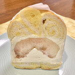 あおの森べーぐる - もも。四分の一の桃がそのまま入っています。