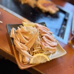 海鮮もんじゃ 片岡 - 鳥なんこつと豚トロなんこつはごま油の香りが食欲をそそります。 豚トロは焼いている時に出る油で付け合わせのもやしを炒めると美味しく食べられます。