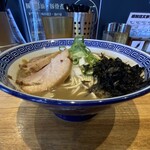 豚骨醤油 三輪 - 濃厚煮干らーめん中盛